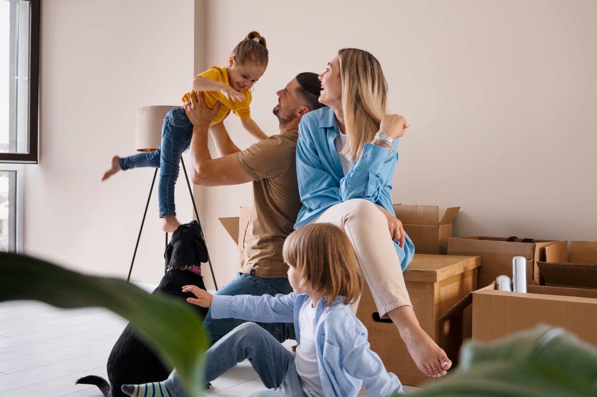 Une famille et son chien s’installent dans leur nouveau logement