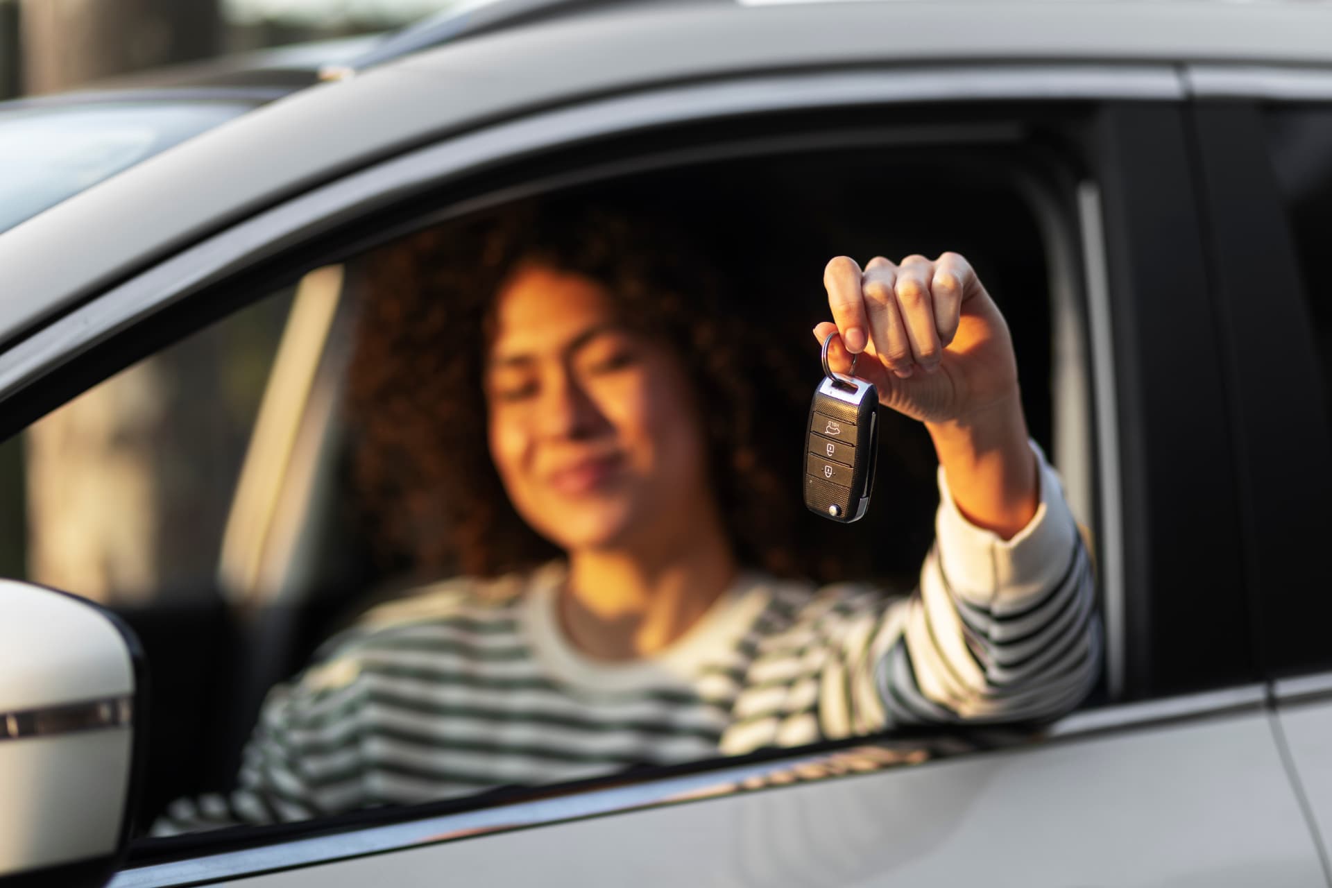 Une conductrice présente les clés de sa voiture